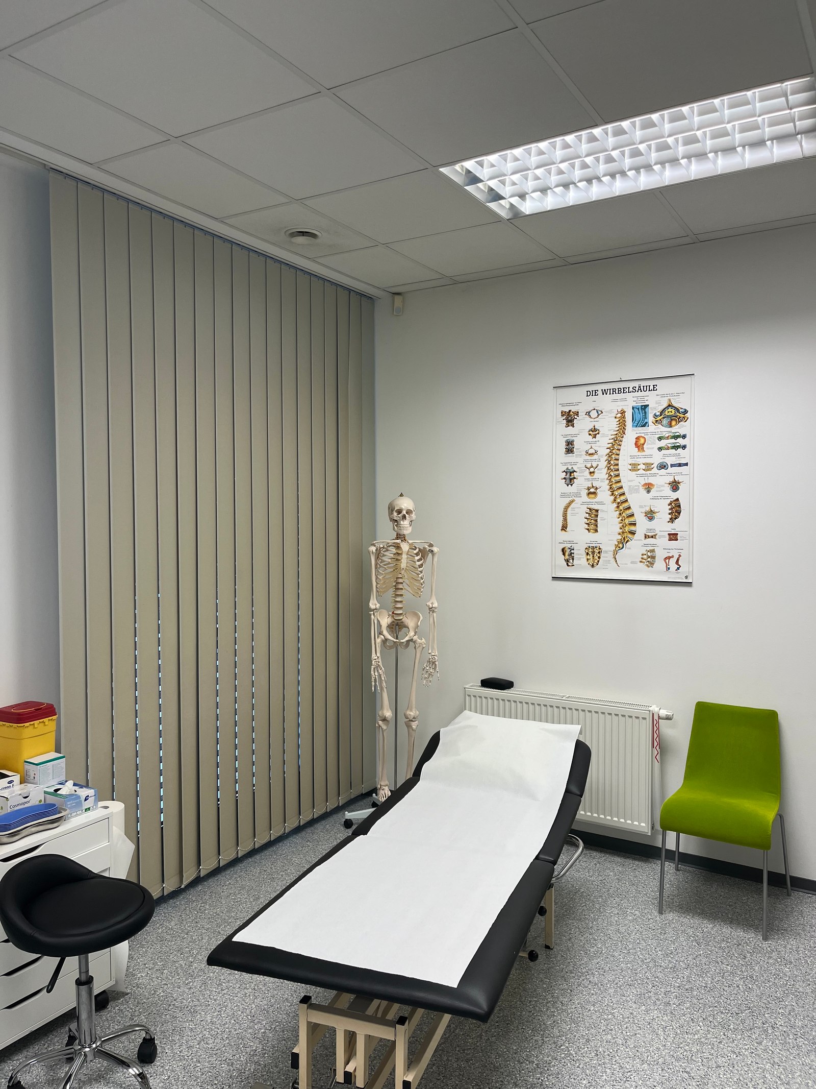 Untersuchungsraum mit anatomischem Modell